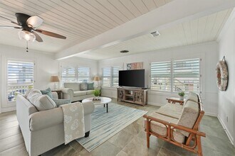 16634 Jamaica Beach Rd in Jamaica Beach, TX - Building Photo - Building Photo