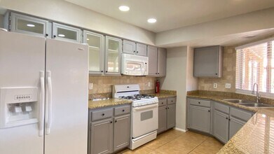 8740 Cremona Dr in Las Vegas, NV - Building Photo - Building Photo