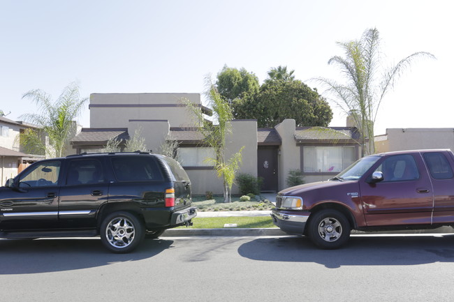 17282 Keelson Ln in Huntington Beach, CA - Foto de edificio - Building Photo