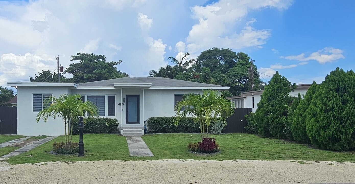 425 NE 109th St in Miami, FL - Foto de edificio