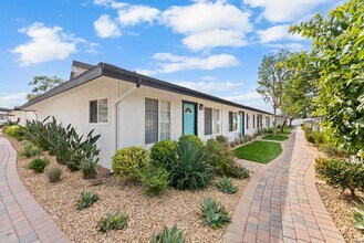 Stonybrook Apartment Homes in Anaheim, CA - Foto de edificio - Building Photo