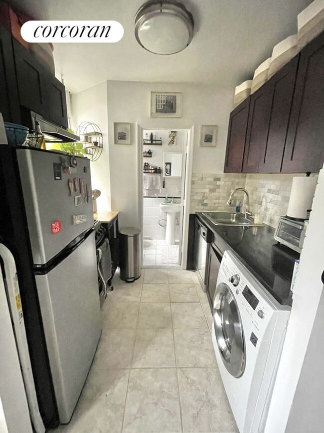 338 E 65th St in New York, NY - Building Photo - Building Photo