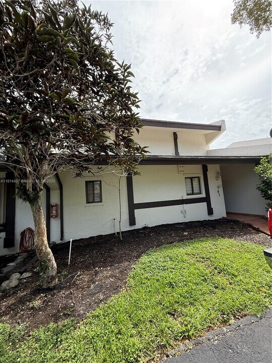 541 NE 199th Ln in Miami, FL - Building Photo