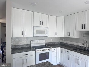 5432 New London Park Dr in Fairfax, VA - Building Photo - Building Photo
