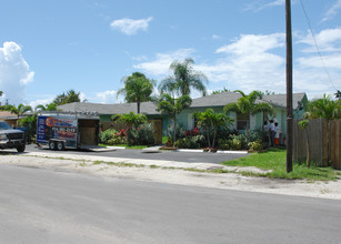 Middle River Gardens in Fort Lauderdale, FL - Building Photo - Building Photo