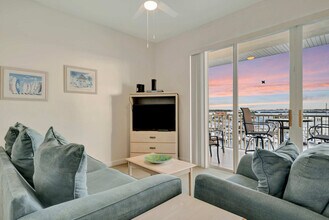 8800 Bay Pines Blvd in St. Petersburg, FL - Foto de edificio - Building Photo