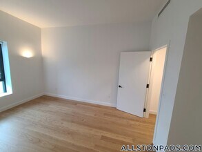 83 Gardner St, Unit 403 in Boston, MA - Building Photo - Building Photo