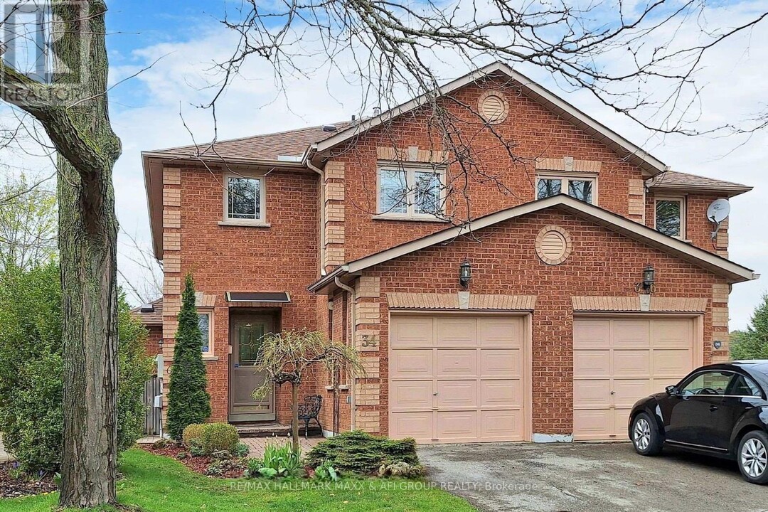 34 Cypress Ct in Aurora, ON - Building Photo