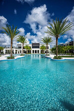 Manor Hialeah in Hialeah, FL - Building Photo - Building Photo