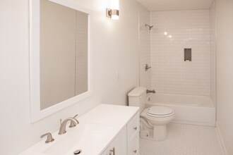2350 E Lake Oaks Dr in Bartlett, TN - Building Photo - Building Photo