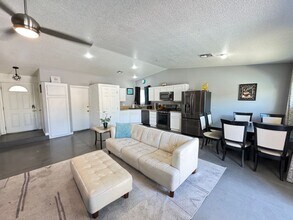 7267 Sixshooter Dr in Las Vegas, NV - Building Photo - Building Photo