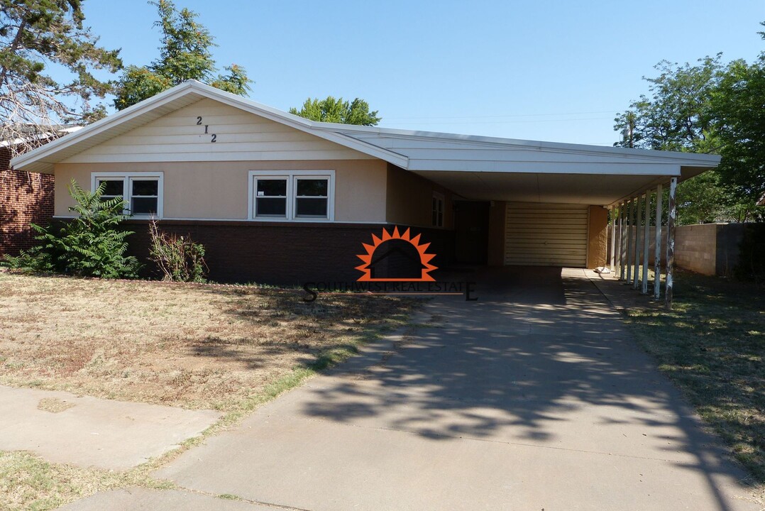 212 W Christopher Dr in Clovis, NM - Building Photo