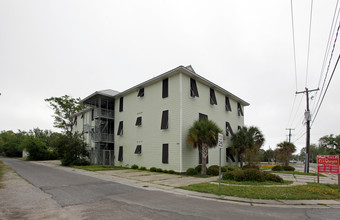 699 Dunbar Ave in Bay St. Louis, MS - Foto de edificio - Building Photo