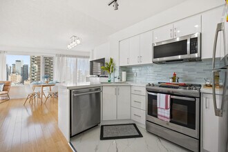 3303-210 Victoria St in Toronto, ON - Building Photo - Building Photo