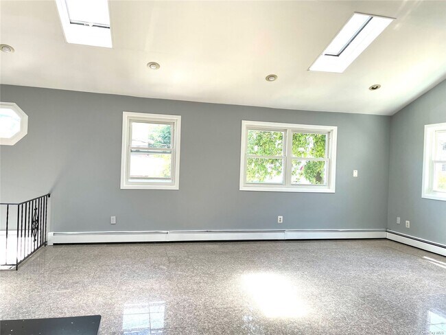 256-15 58th Ave in Queens, NY - Foto de edificio - Building Photo