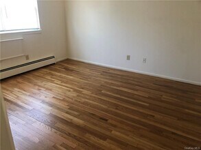 99 N Middletown Rd-Unit -d in Pearl River, NY - Foto de edificio - Building Photo