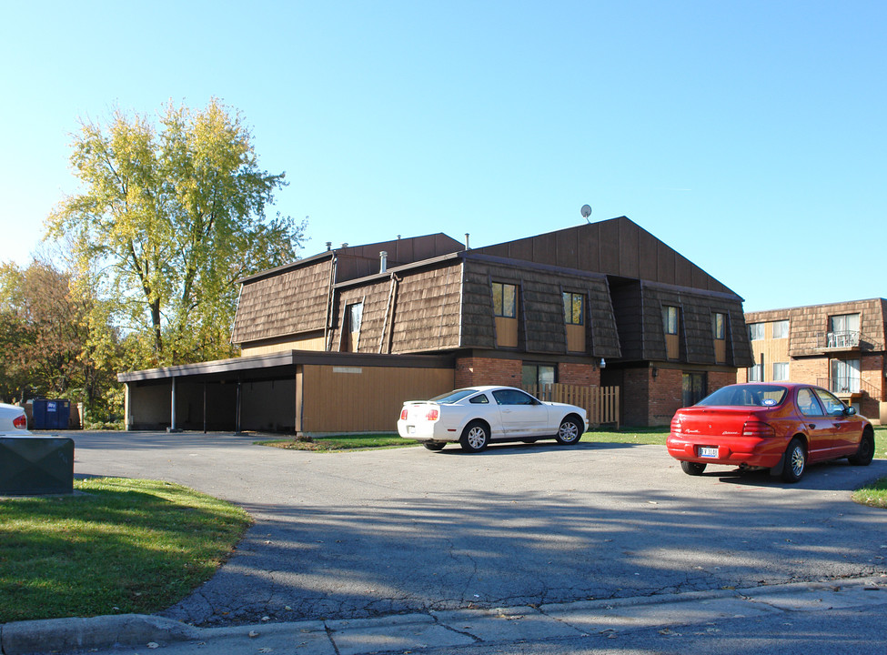 81 Lemans Dr in Youngstown, OH - Foto de edificio