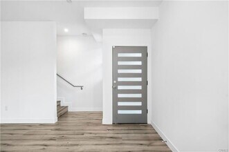 10857 Morrison St in Los Angeles, CA - Building Photo - Building Photo