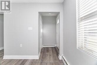 2077 Leighland Rd in Burlington, ON - Building Photo - Building Photo
