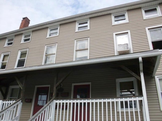 Multi-Family in Jewett City, CT - Building Photo - Building Photo