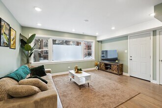 5565 W Gladys Ave in Chicago, IL - Building Photo - Building Photo