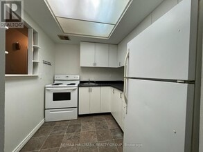 555-555 Brittany Dr in Ottawa, ON - Building Photo - Building Photo