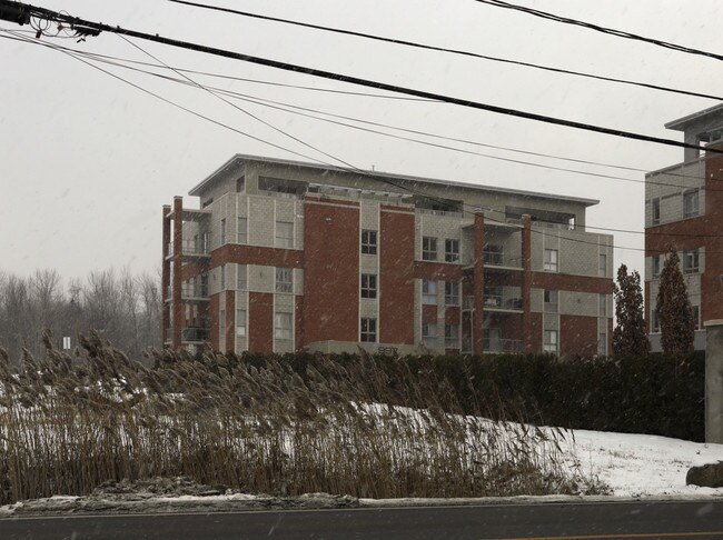 997 Champagne in Laval, QC - Building Photo - Primary Photo