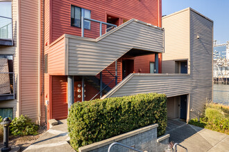 McCormick Pier Condos in Portland, OR - Building Photo - Building Photo