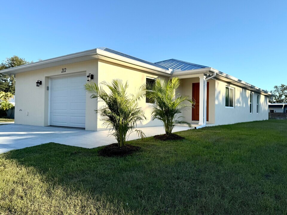 212 Browns Rd in Nokomis, FL - Building Photo