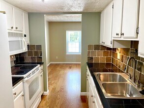 8881 Long Beach Cir in Atlanta, GA - Building Photo - Building Photo