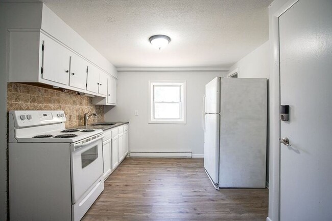 98 N Alhambra Cir in Agawam, MA - Foto de edificio - Building Photo