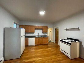 578 Main St, Unit 578 in Medford, MA - Building Photo