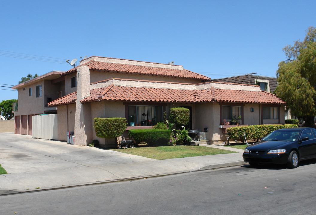 17391 Dairyview Cir in Huntington Beach, CA - Building Photo