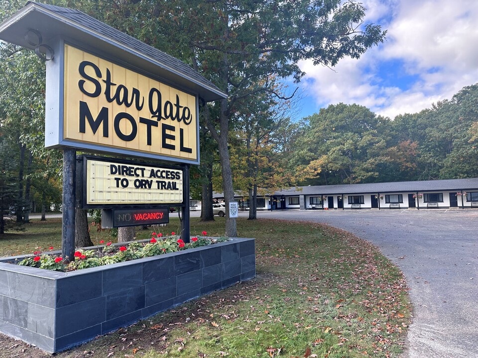 Stargate Motel in Indian River, MI - Foto de edificio