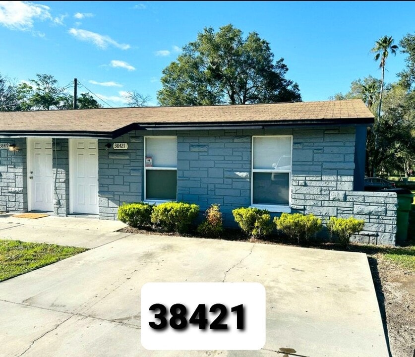 38421 13th Ave in Zephyrhills, FL - Foto de edificio