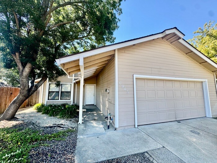 6945 Pollen Way in Citrus Heights, CA - Building Photo