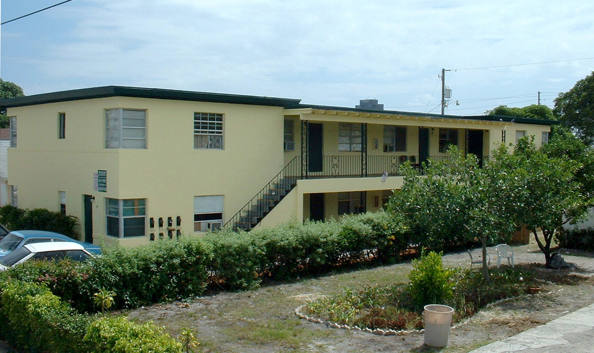 Palm Beach Lakes Apartments in West Palm Beach, FL - Building Photo