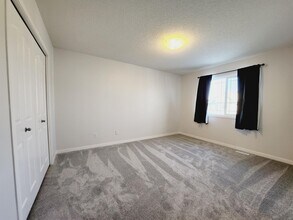 7301 Armour Cres SW in Edmonton, AB - Building Photo - Building Photo