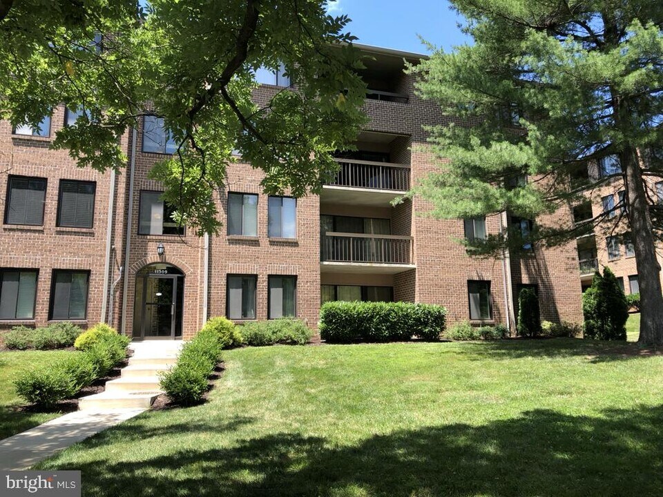 11309 Commonwealth Dr-Unit -T2 in Rockville, MD - Building Photo