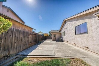 2040 Larchmont Cir in Fairfield, CA - Building Photo - Building Photo