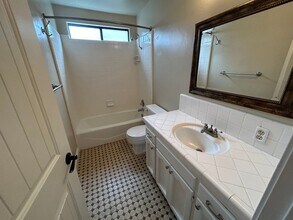 1216 W Whispering Pnes Ct in Visalia, CA - Building Photo - Building Photo