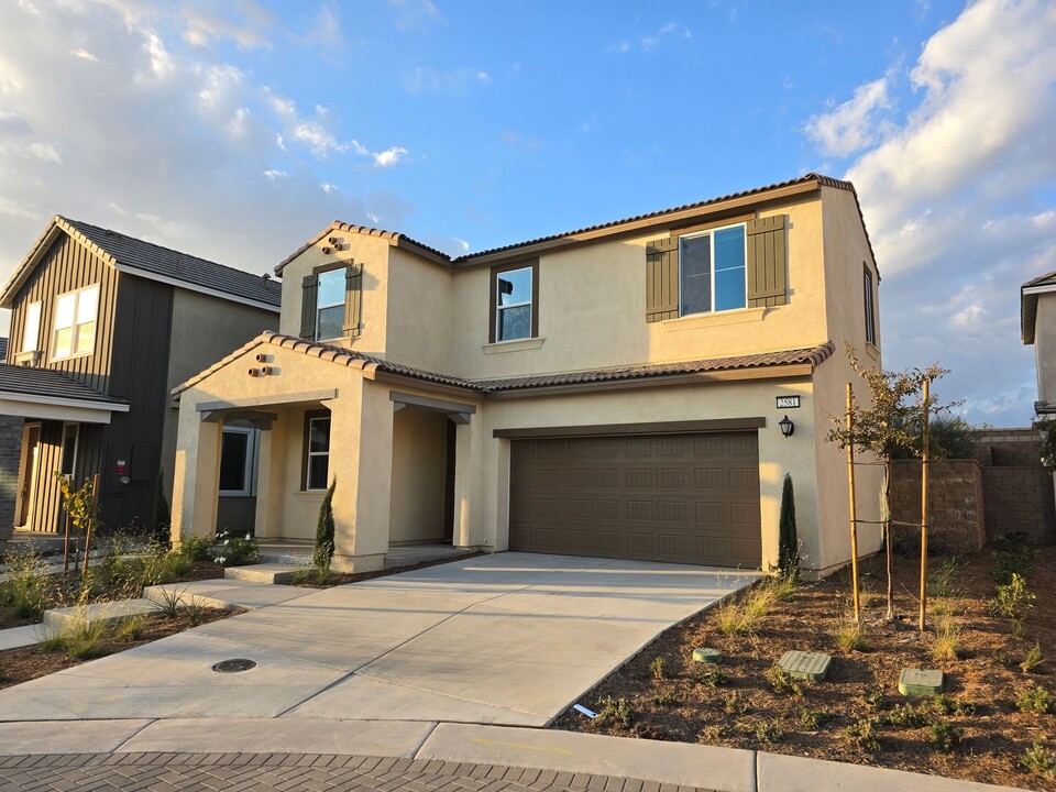 2581 Pheasant Wy in Ontario, CA - Building Photo