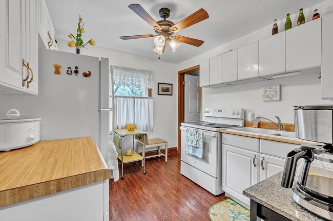 307 Pleasant St, Unit Upper in Mukwonago, WI - Foto de edificio - Building Photo