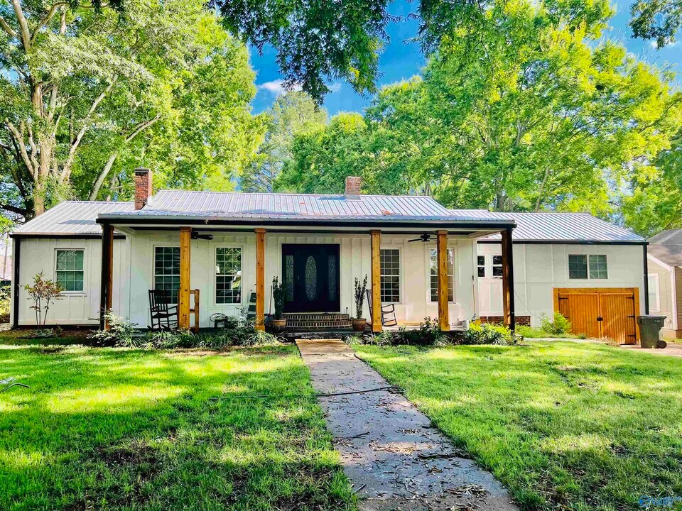 1105 9th St SE in Decatur, AL - Foto de edificio