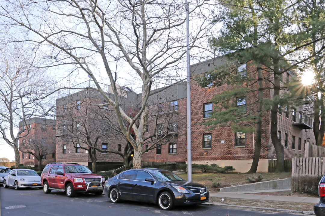 20-25 Crescent St in Astoria, NY - Building Photo