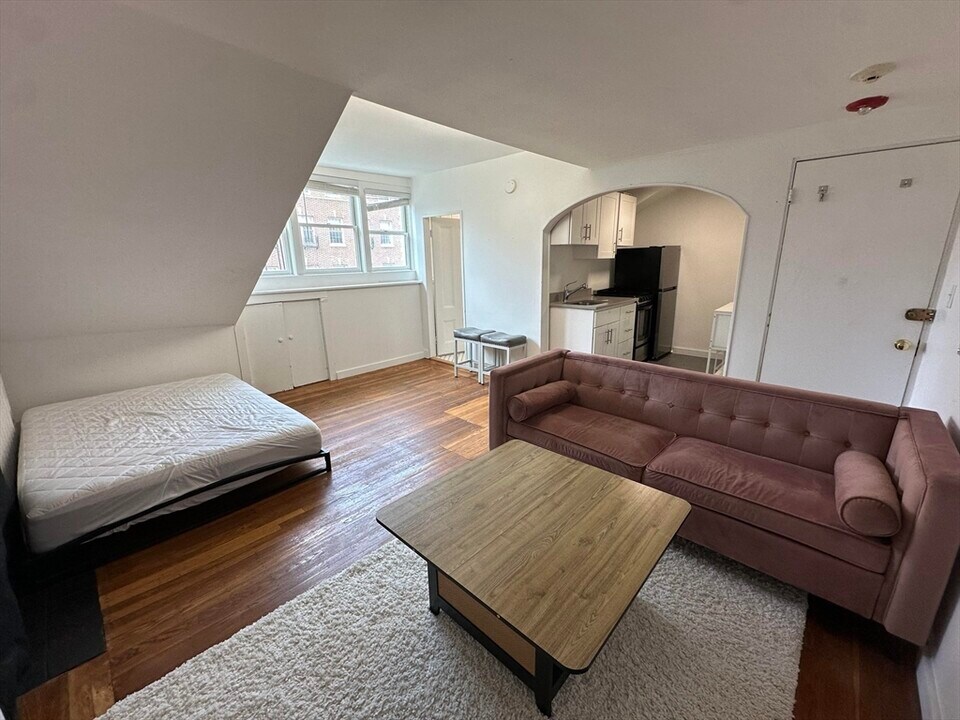 109 Charles St in Boston, MA - Building Photo