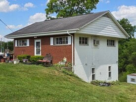 7914 Hall Ridge Rd in Ashland, KY - Building Photo