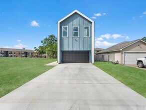 1130 Miller Rd in Sealy, TX - Building Photo - Building Photo