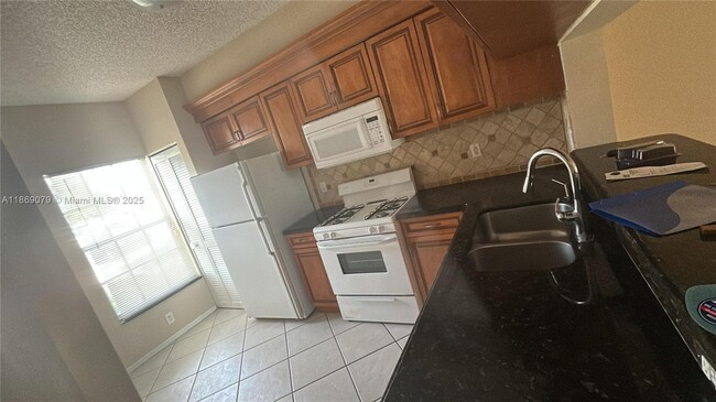 8248 San Carlos Cir in Tamarac, FL - Building Photo - Building Photo