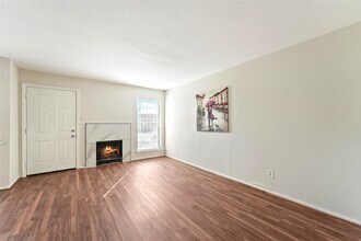 6633 W Airport Blvd in Houston, TX - Foto de edificio - Building Photo